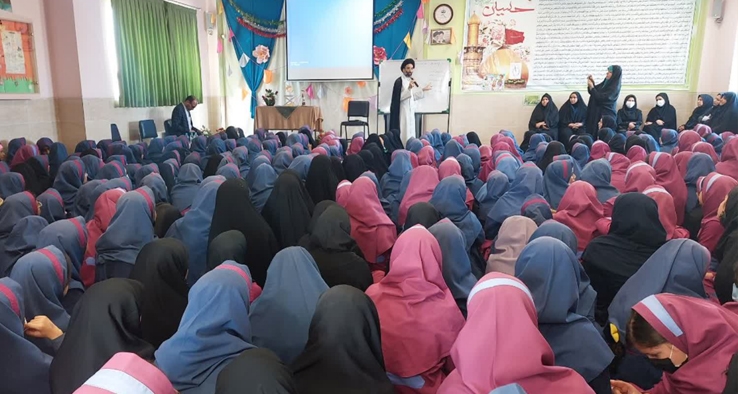 حضور امام جمعه کاشان در جمع دانش آموزان و دبیران دبستان حاج آقای دائی