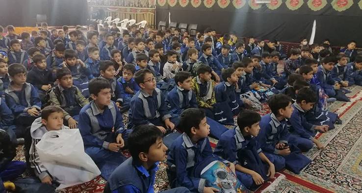 حضور نماینده ولی‌فقیه در منطقه و امام جمعه کاشان در جمع دانش آموزان دبستان پسرانه نبوی