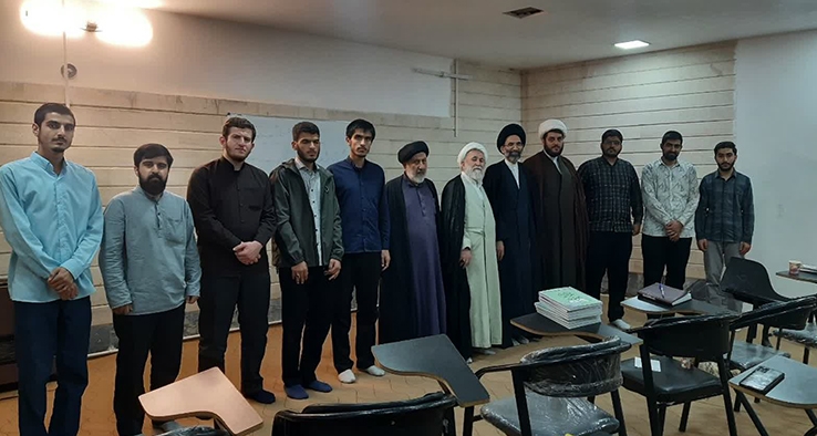 دیدار صمیمانه نماینده ولی‌فقیه در منطقه و امام جمعه کاشان با طلاب و فضلای جوان منطقه کاشان مقیم قم