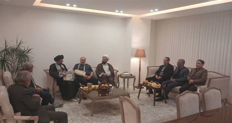 دیدار نماینده ولی فقیه در منطقه و امام جمعه کاشان با جناب اقای حیدری از رزمندگان دفاع مقدس 