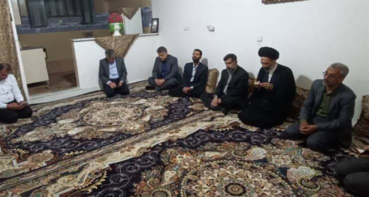 دیدار نماینده مقام معظم رهبری در منطقه و امام جمعه کاشان با خانواده معزز شهیدان و جانبازان جنگ رمضان