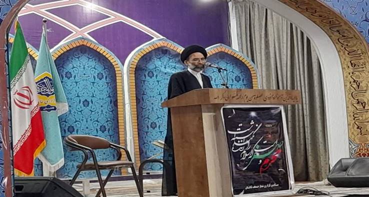 امام جمعه کاشان : خدمت به مومن و رفع مشکلات انان، انسان را در پناه و حمایت خداوند قرار می دهد