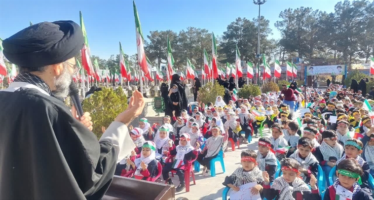 حضور امام جمعه کاشان در جمع نونهلان و مهدهای بسیج در گلزار شهدای دارالسلام بمناسبت هفته بسیج