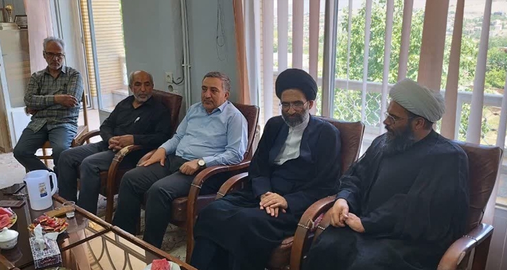 دیدار با امام جمعه و اعضای ستاد برگزاری نماز جمعه قمصر به مناسبت ۵ مردادماه سالروز اقامه اولین نماز جمعه