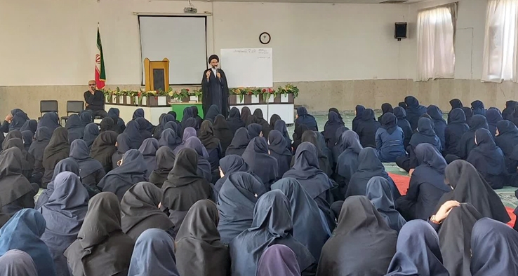 حضور امام جمعه کاشان در جمع دانش آموزان و دبیران دبیرستان سعدی کاشان