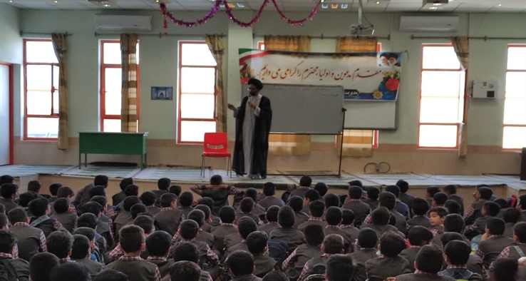 حضور امام جمعه کاشان در جمع دانش آموزان و معلمین دبستان امام موسی کاظم (ع)