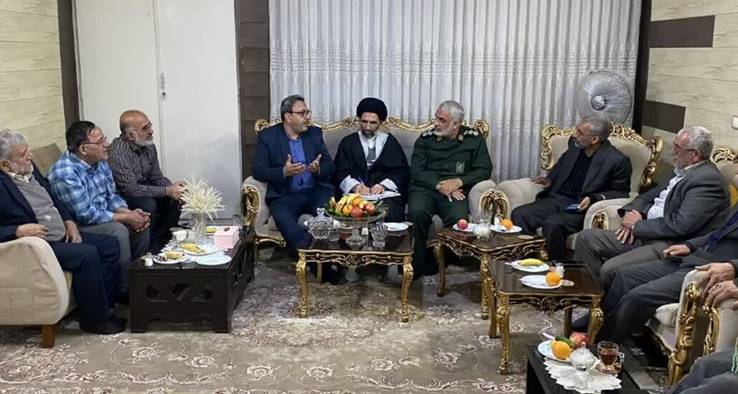 تجلیل نماینده ولی‌فقیه در کاشان از خانواده‌های شهدا
