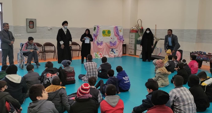 حضور امام جمعه کاشان در جمع دانش آموزان و دبیران مدرسه استثنایی معارفی