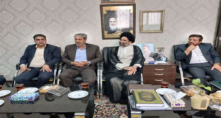  دیدار برترین های کشوری کنکور سراسری ورود به دانشگاه ها به همراه رئیس و مسئولین آموزش و پرورش کاشان با نماینده ولی‌فقیه در منطقه و امام جمعه کاشان 