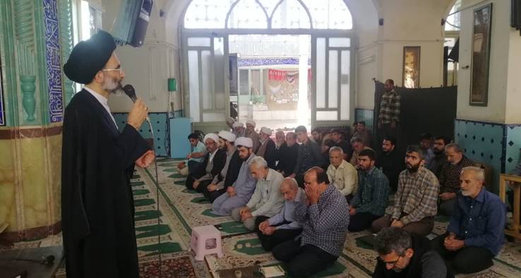 اقامه نماز و سخنرانی در جمع نمازگزاران و طلّاب حوزه علمیه ایت الله مدنی (ره)