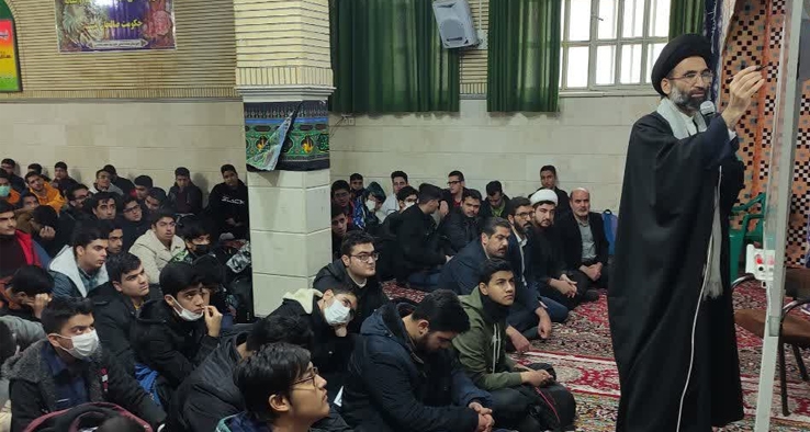 حضور امام جمعه کاشان در جمع دانش آموزان و دبیران دبیرستان محتشمی کاشان