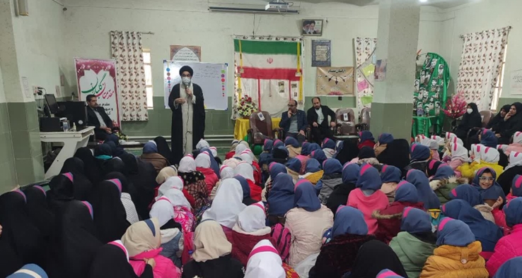 حضور امام جمعه کاشان در جمع دانش آموزان و دبیران دبستان شهیده پروین صفا